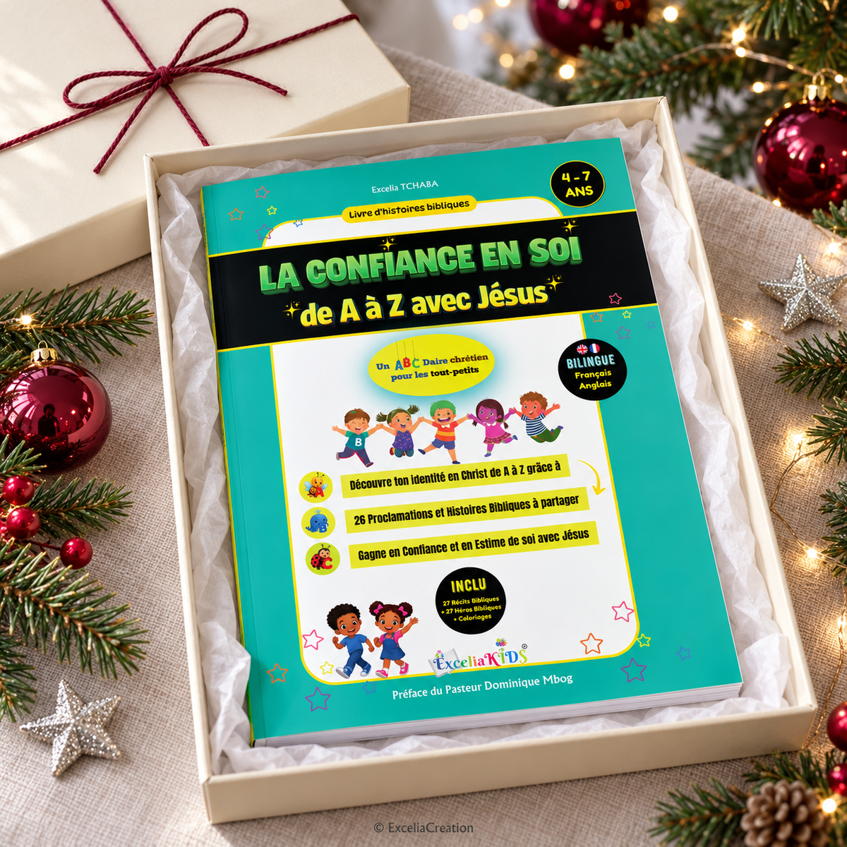Le livre dans un coffret de Noël crème avec ficelle bordeaux