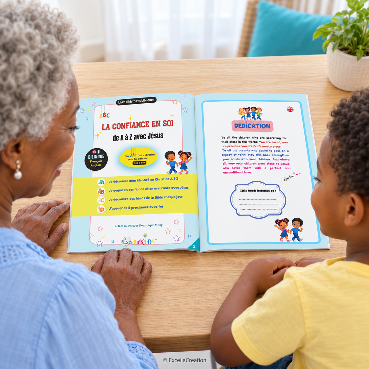 Une grand-mère et son petit-fils découvrent les pages du livre