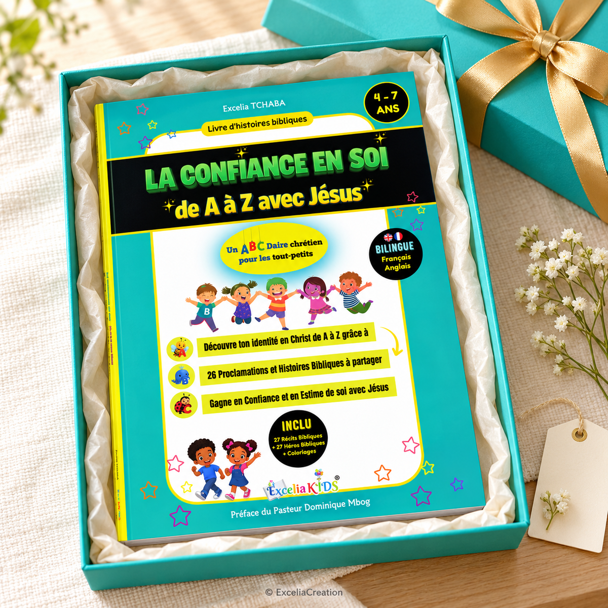 Le livre présenté dans un coffret cadeau turquoise ouvert