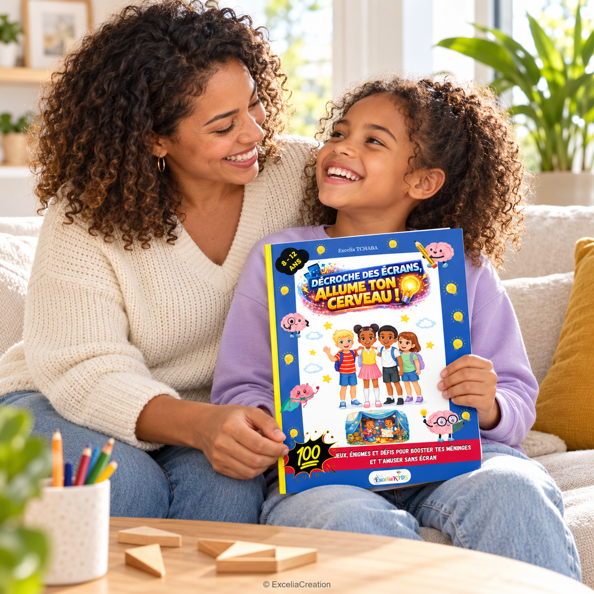 Mère et fille partagent un moment autour du livre