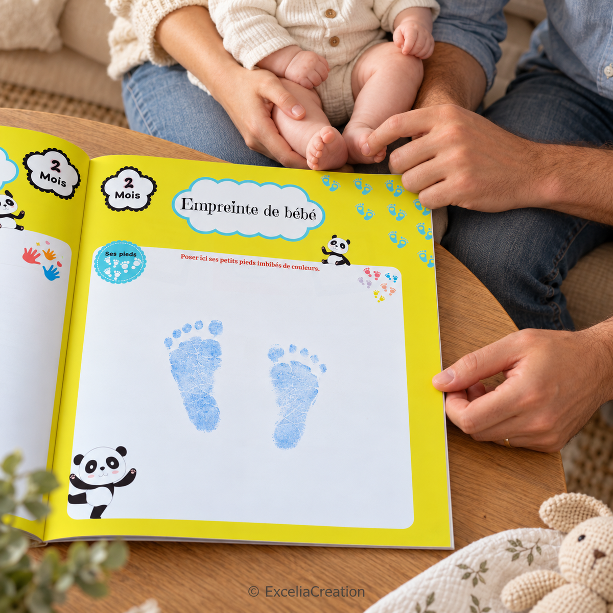 Page deux mois avec exemple d’empreintes des pieds et bébé avec ses parents