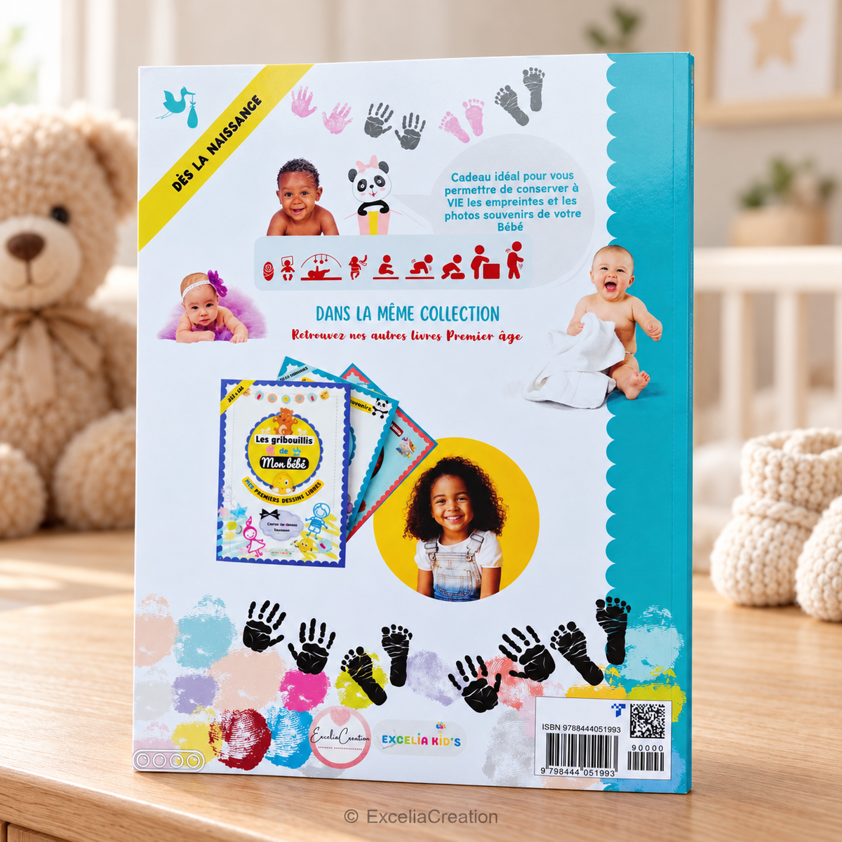 Dos du livre des empreintes de bébé présenté debout