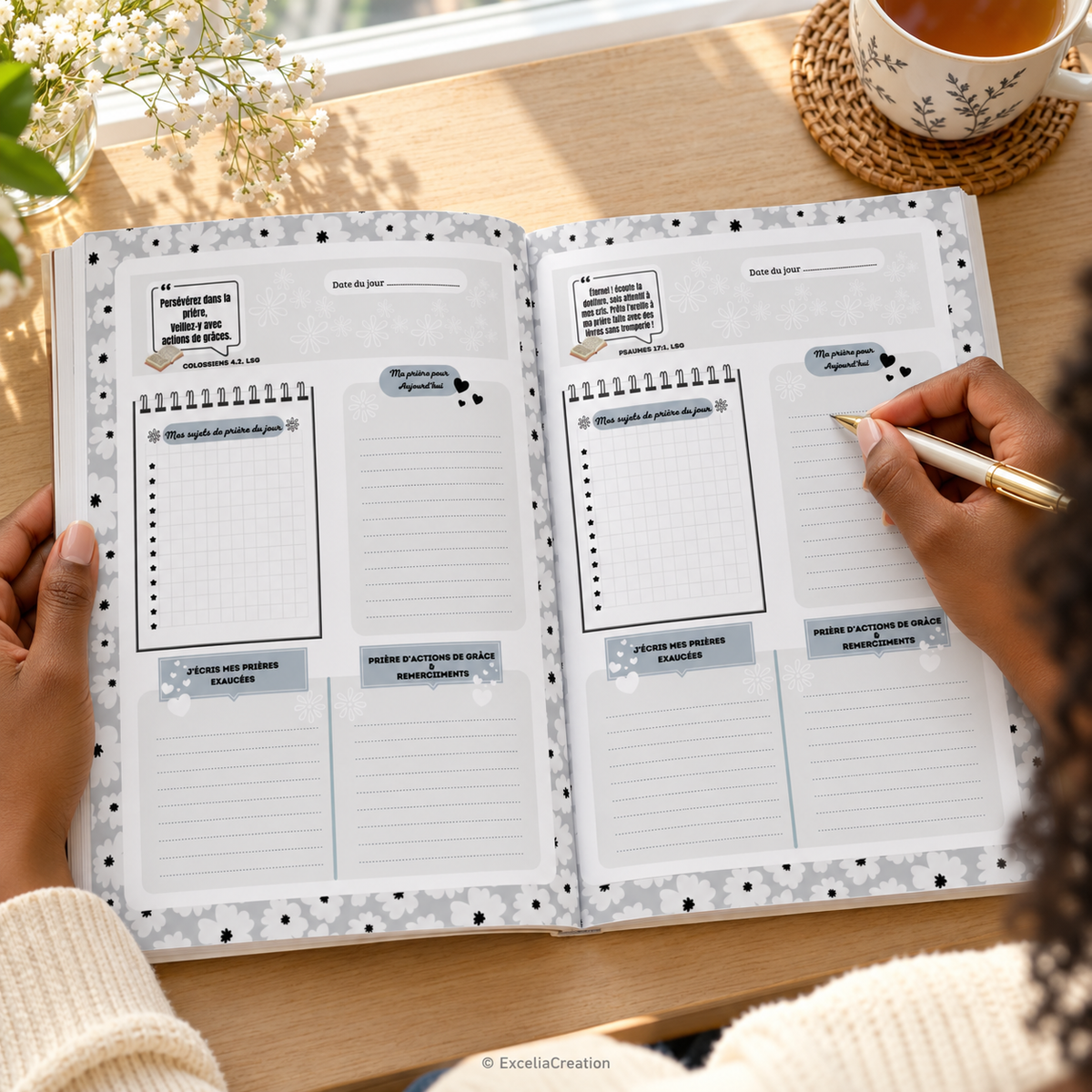 Journal ouvert sur les pages pour écrire ses prières quotidiennes – © ExceliaCreation