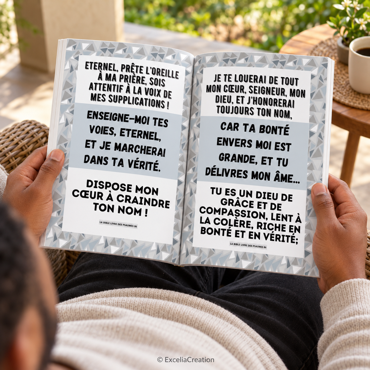 Lecture des pages bibliques en terrasse – © ExceliaCreation
