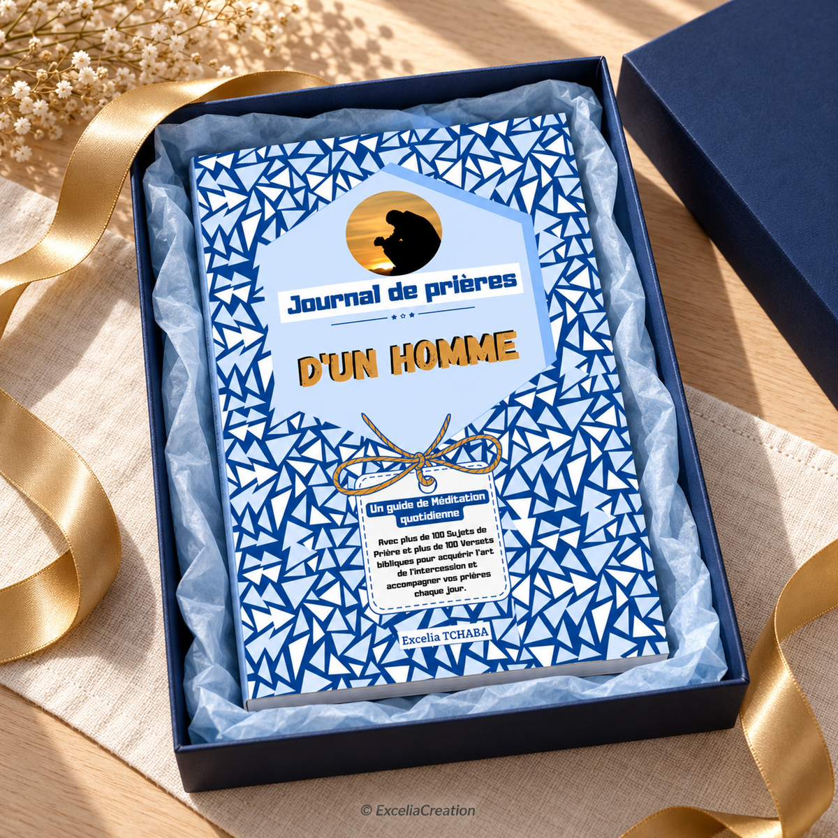 Présentation cadeau du journal dans un coffret bleu ouvert – © ExceliaCreation