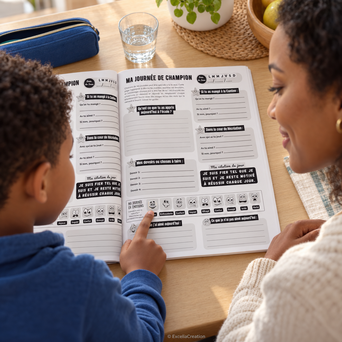 Mère et fils parlent des émotions de la journée avec le journal