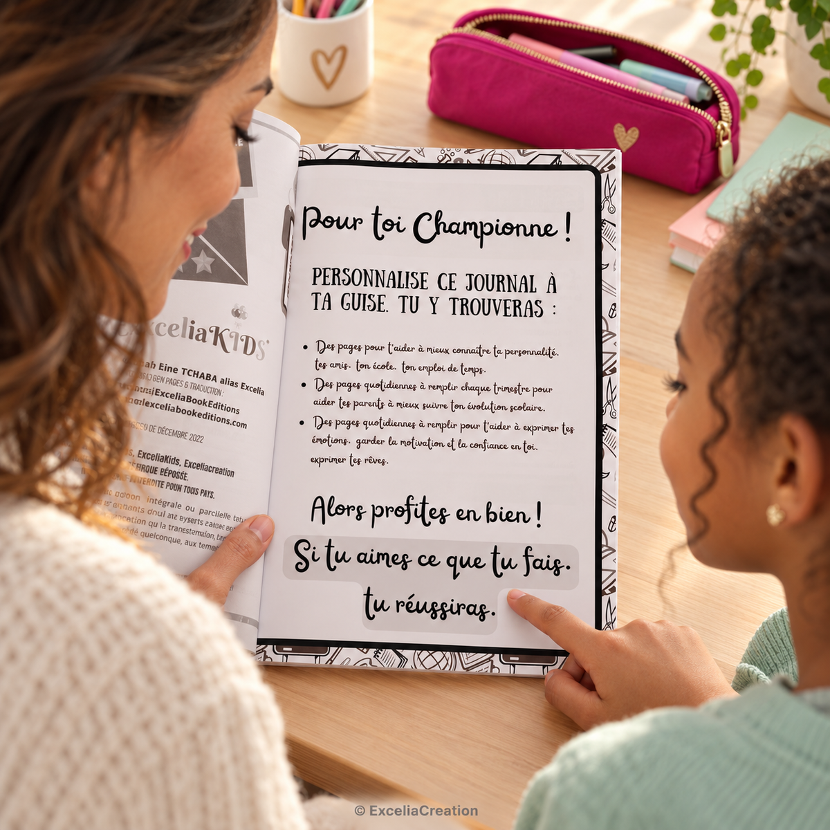 Mère et fille découvrent la page Pour toi Championne
