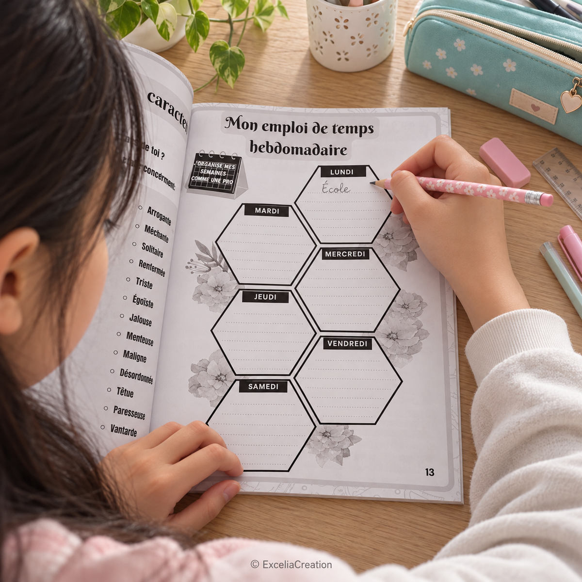Une enfant organise sa semaine dans son journal scolaire