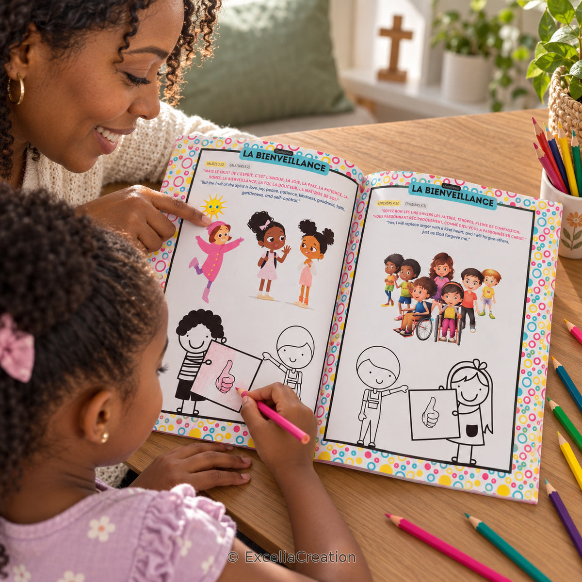 Mère et enfant découvrant la bienveillance avec le livre d’éveil à la foi