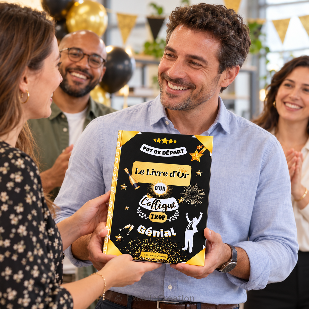 Un collègue reçoit le livre d’or offert par son équipe