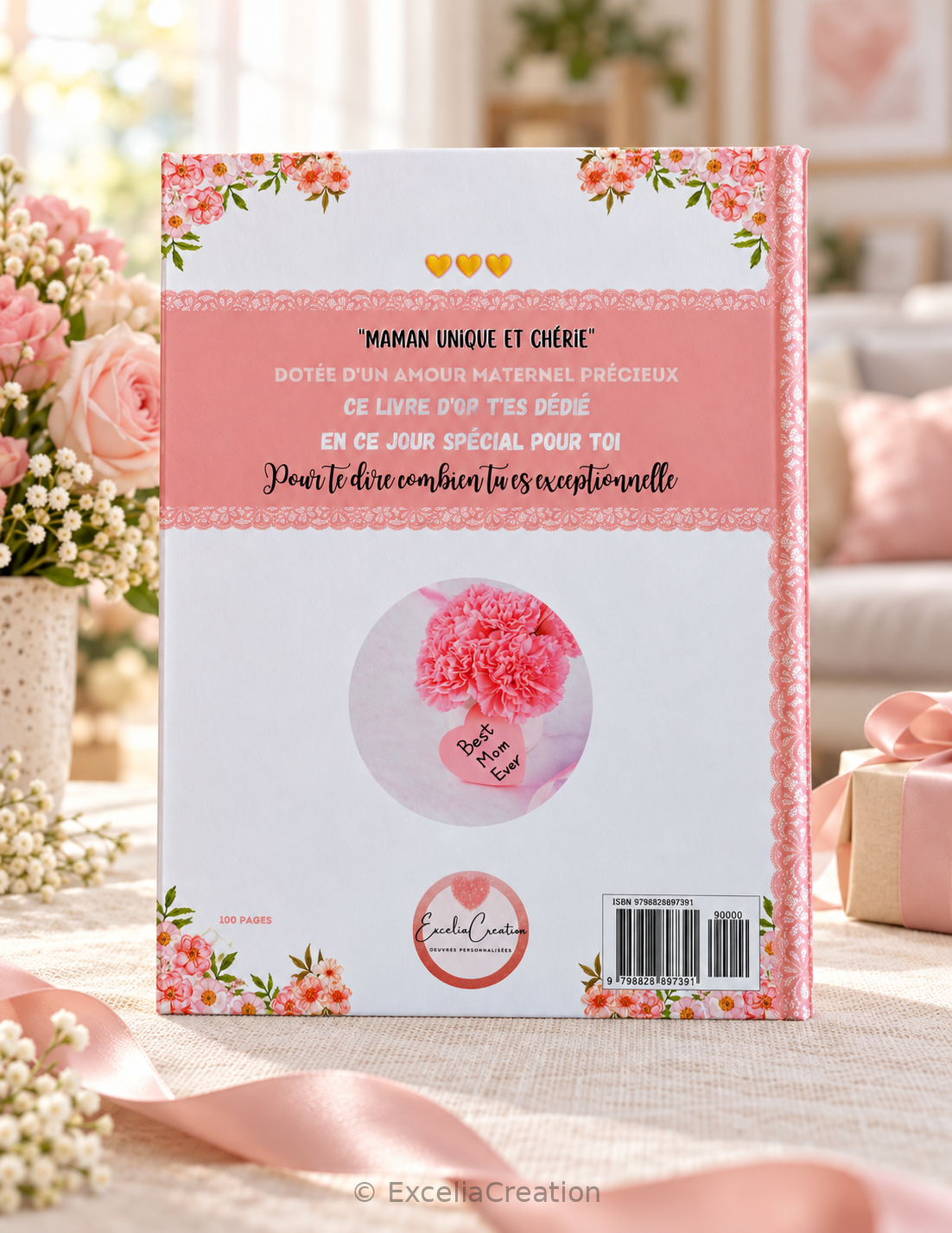 Dos du livre d’or pour maman, présenté avec fleurs roses, ruban satiné et cadeau