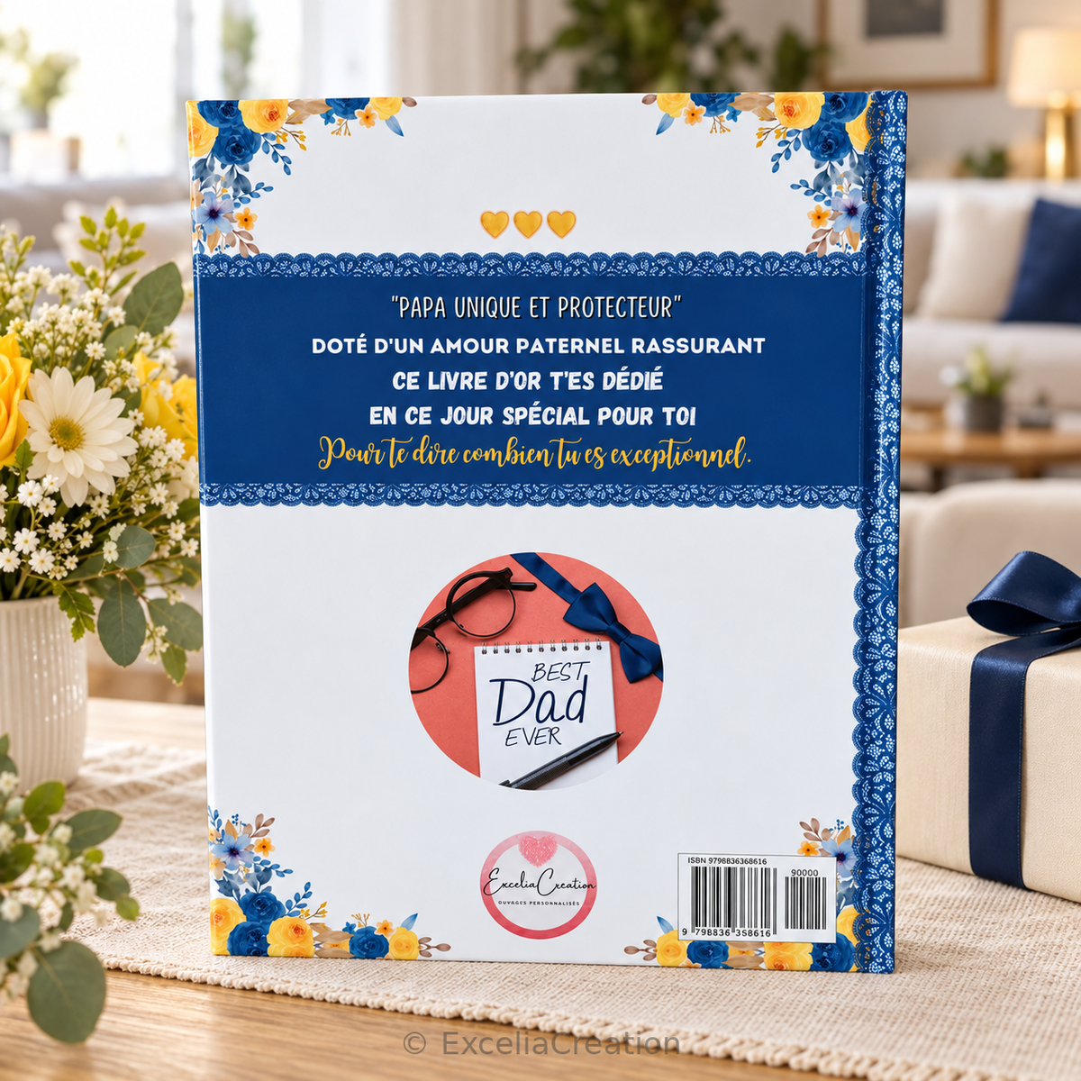 Dos du livre d’or pour papa présenté avec fleurs jaunes et cadeau au ruban bleu